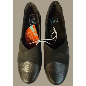 Yuu Womens Black Slip-On Shoes Flexible Lightweight Comfort Design Size 6.5M NWT